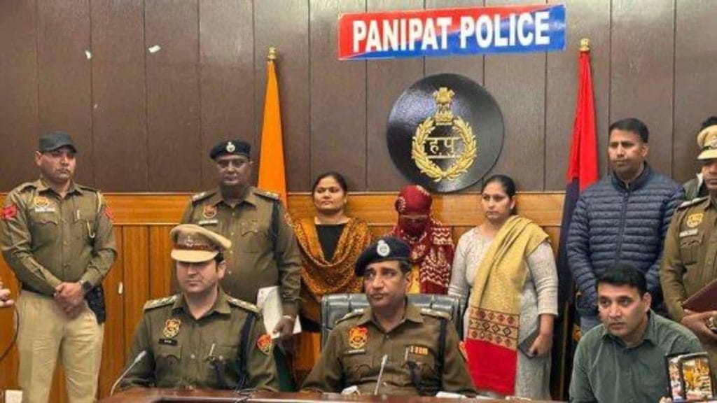 गिरफ्तारी के बाद पूनम, पानीपत पुलिस से घिरी हुई | फोटो: समृद्धि तिवारी/दिप्रिंट