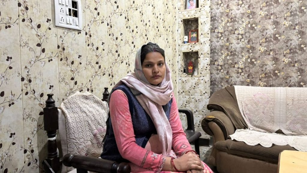 सिवाह में अपने घर पर जिया की मौसी पारुल | फोटो: समृद्धि तिवारी/दिप्रिंट