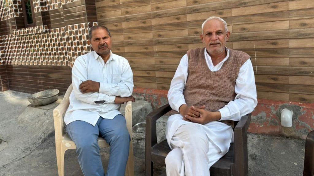 सोनीपत के वेस्ट राम नगर स्थित अपने घर पर विधि के दादा सतपाल सिंह और उनके पड़ोसी | फोटो: समृद्धि तिवारी/दिप्रिंट