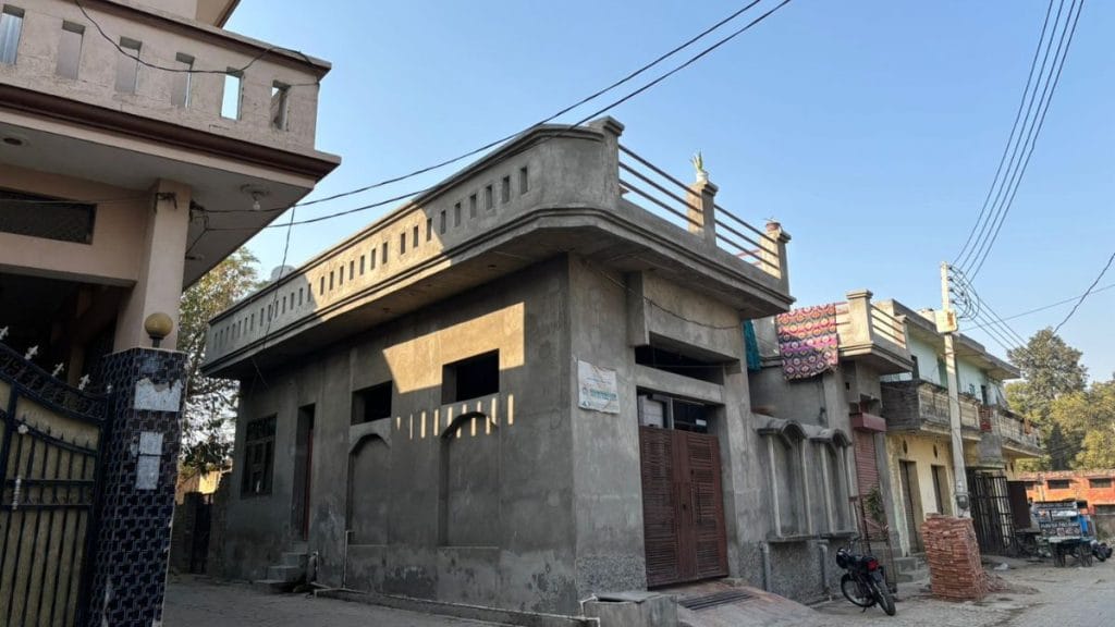 सिवाह में जिया का घर, पूनम के घर के सामने | फोटो: समृद्धि तिवारी/दिप्रिंट