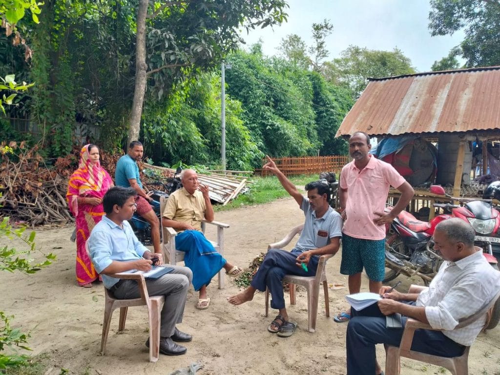 पूर्व फील्ड रिसर्चर रमेश कुमार उत्तरी बिहार में स्थानीय संस्कृति और इतिहास का दस्तावेज़ीकरण करते हुए निवासियों से बात करते हुए | विशेष व्यवस्था द्वारा