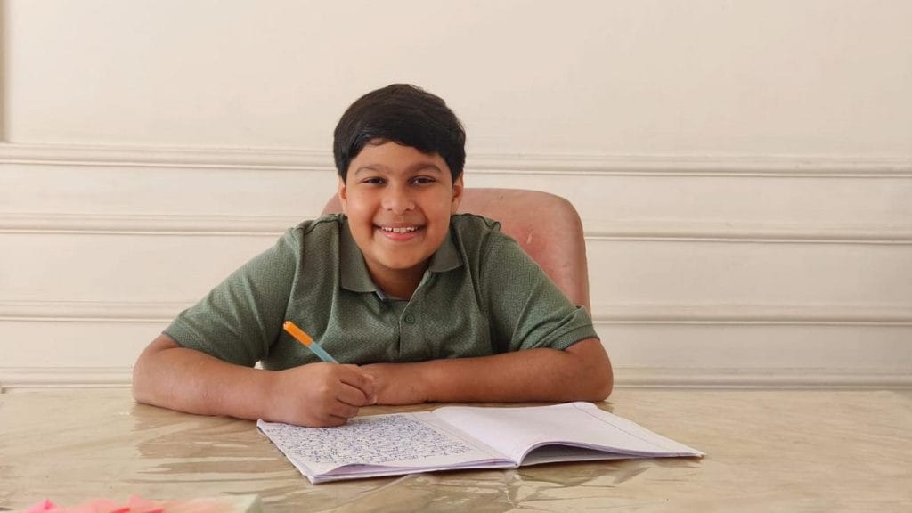 रिद्धान जैन और उनके परिवार ने उनके लेखन के इर्द-गिर्द एक छोटा-सा इकोसिस्टम खड़ा कर लिया है, जिसमें एक पब्लिशिंग प्लेटफॉर्म, प्रतियोगिताएं, एंथोलॉजी और एक पॉडकास्ट शामिल है | फोटो: स्पेशल अरेंजमेंट