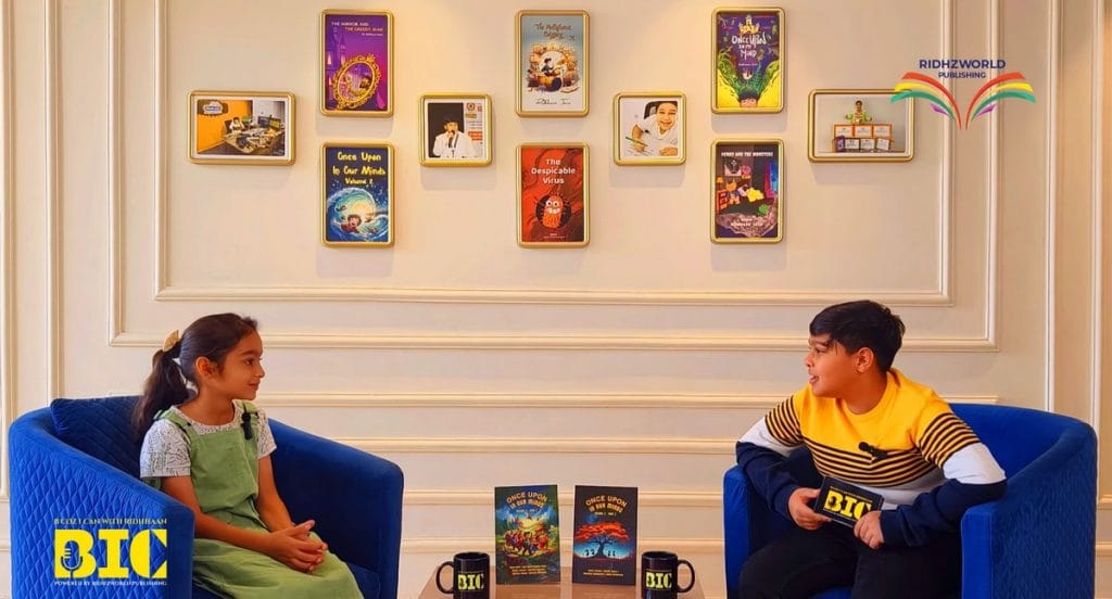 रिद्धान जैन अपने यूट्यूब पॉडकास्ट B’coz I Can में युवा लेखकों से लेखन और पब्लिशिंग पर बातचीत करते हुए | फोटो: स्पेशल अरेंजमेंट