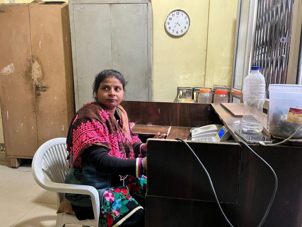 बुलंदशहर में ज़िला महिला समिति के ऑफिस में एक सदस्य. सुप्रीम कोर्ट के आदेश के बाद, कुछ सदस्य वापस आ गए हैं, जबकि पहले के आदेश से सहमत कुछ अन्य सदस्य दूर रहे हैं | फोटो: नूतन शर्मा/दिप्रिंट