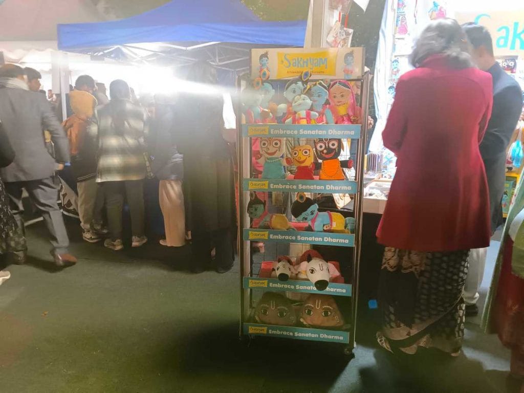 कृष्ण, नंदी और अन्य देवी-देवताओं के सॉफ्ट टॉय बेचने वाला स्टॉल, जो खरीदारों से ‘सनातन धर्म अपनाने’ की अपील करता है | फोटो: अलमिना खातून/दिप्रिंट