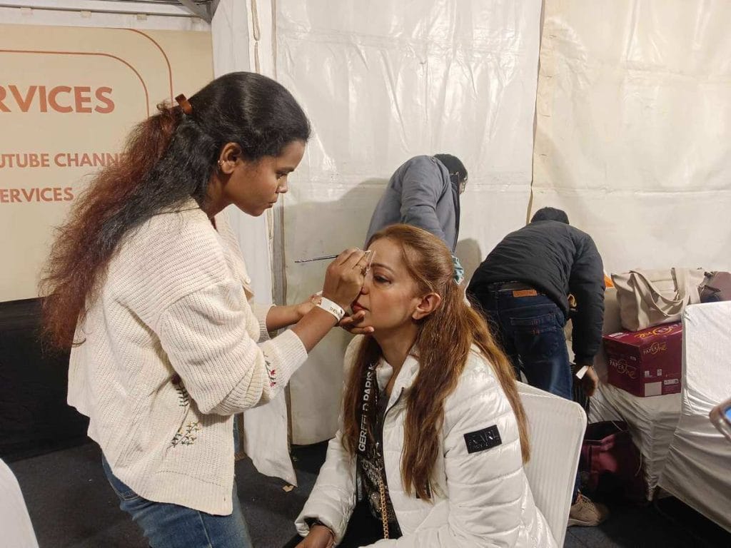 कार्यक्रम से पहले तिलक और ग्लिटर डिजाइन बनाने वाला फेस-पेंटिंग स्टॉल खूब काम करता दिखा | फोटो: अलमिना खातून/दिप्रिंट