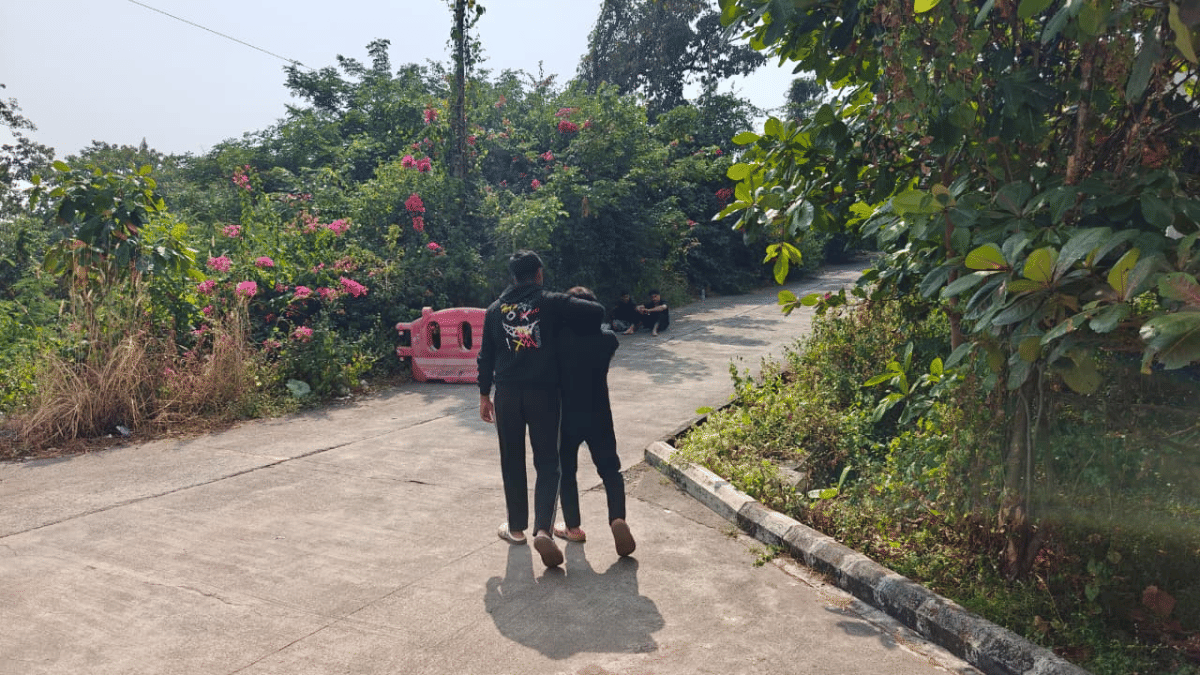 Cousin and friend of Jitender Rawat console each other after they identify his body | Mayank Kumar | ThePrint