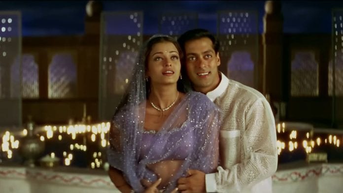 A still from 'Chand Chhupa Badal Mein', a song from 'Hum Dil De Chuke Sanam'. In the scene, Aishwarya Rai Bachchan, dressed in a lavendar lehenga, stands together with Salman Khan in a white kurta.