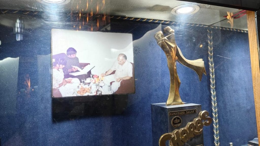 थिएटर की यात्रा के दौरान सुराना परिवार के साथ समोसे खाते अमिताभ बच्चन | फोटो: टीना दास/दिप्रिंट