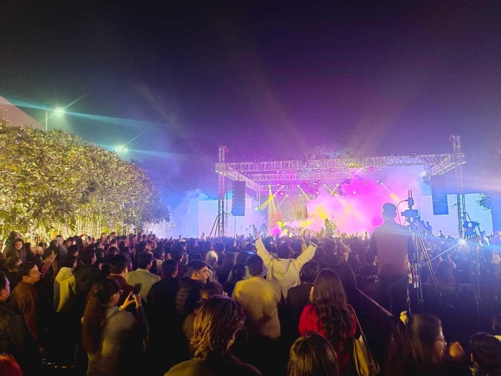 स्ट्रोब लाइट्स और भजन की धुनें साथ-साथ, ‘राम राम जय सीता राम’ जैसे गीतों पर भीड़ झूमती हुई | फोटो: अनु वर्मा/दिप्रिंट