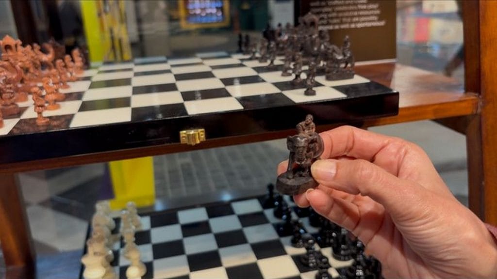 खोल खेल में लकड़ी से बने शतरंज सेट, कुछ हस्तशिल्प सेट 10 लाख रुपये तक बिकते हैं | फोटो: साक्षी मेहरा/दिप्रिंट