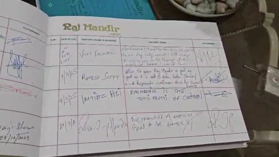 राजमंदिर की विज़िटर्स बुक का एक हालिया पन्ना. इम्तियाज़ अली ने इसे ‘इंडियन सिनेमा की टूटी-फ्रूटी’ कहा | फोटो: टीना दास/दिप्रिंट