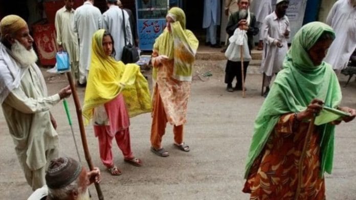 Beggars outside a mosque in Karachi (Photo/Reuters)