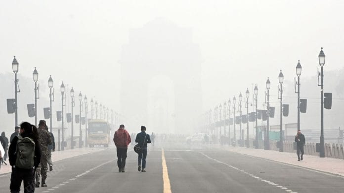 India Gate hidden behind smog in Delhi on 18 December | Suraj Singh Bisht, ThePrint