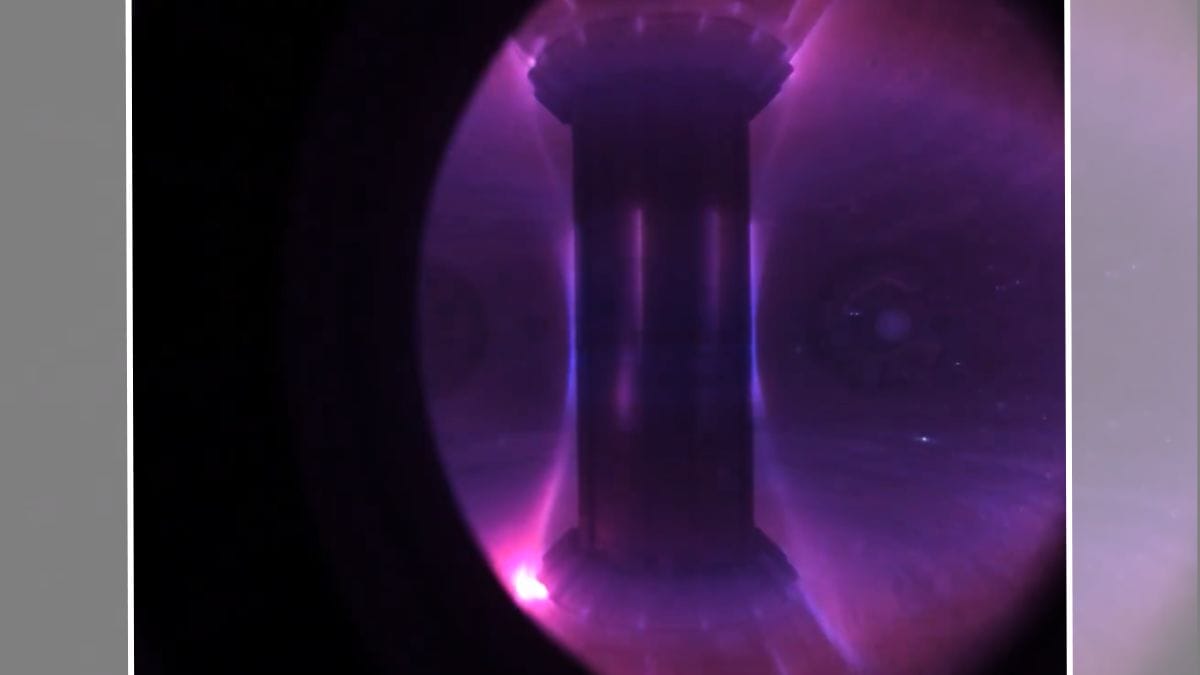 Plasma pulse inside a fusion reactor | X/@TokamakEnergy