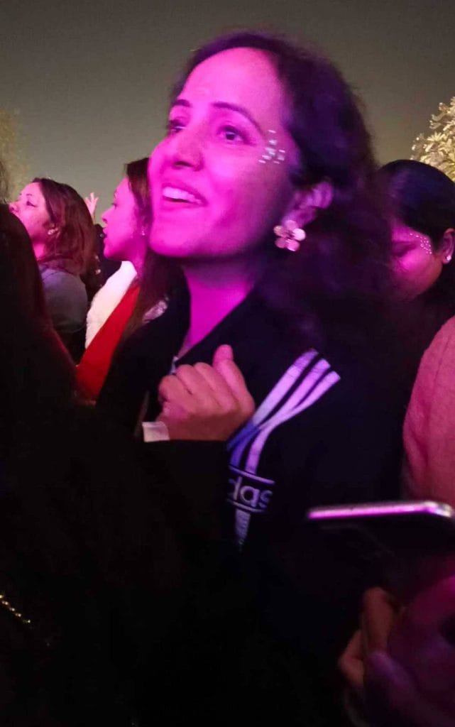 गाल पर ग्लिटर, हवा में भजन, और साथ-साथ गाता हुआ हुजूम | फोटो: अलमिना खातून/दिप्रिंट