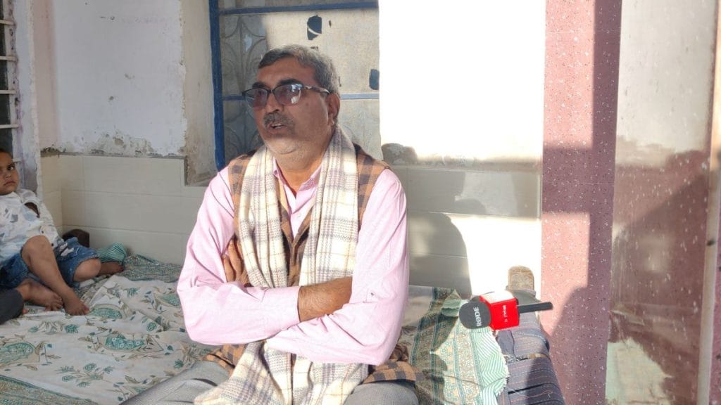 मीणा की सक्रियता उनकी काली बोलेरो के साथ राजस्थान के धूल भरे गांवों में चलती है, जहां वे बैठकों, याचिकाओं और अदालतों के चक्कर लगाकर अवैध खनन के खिलाफ लड़ते हैं | फोटो: मोहम्मद हम्माद/दिप्रिंट