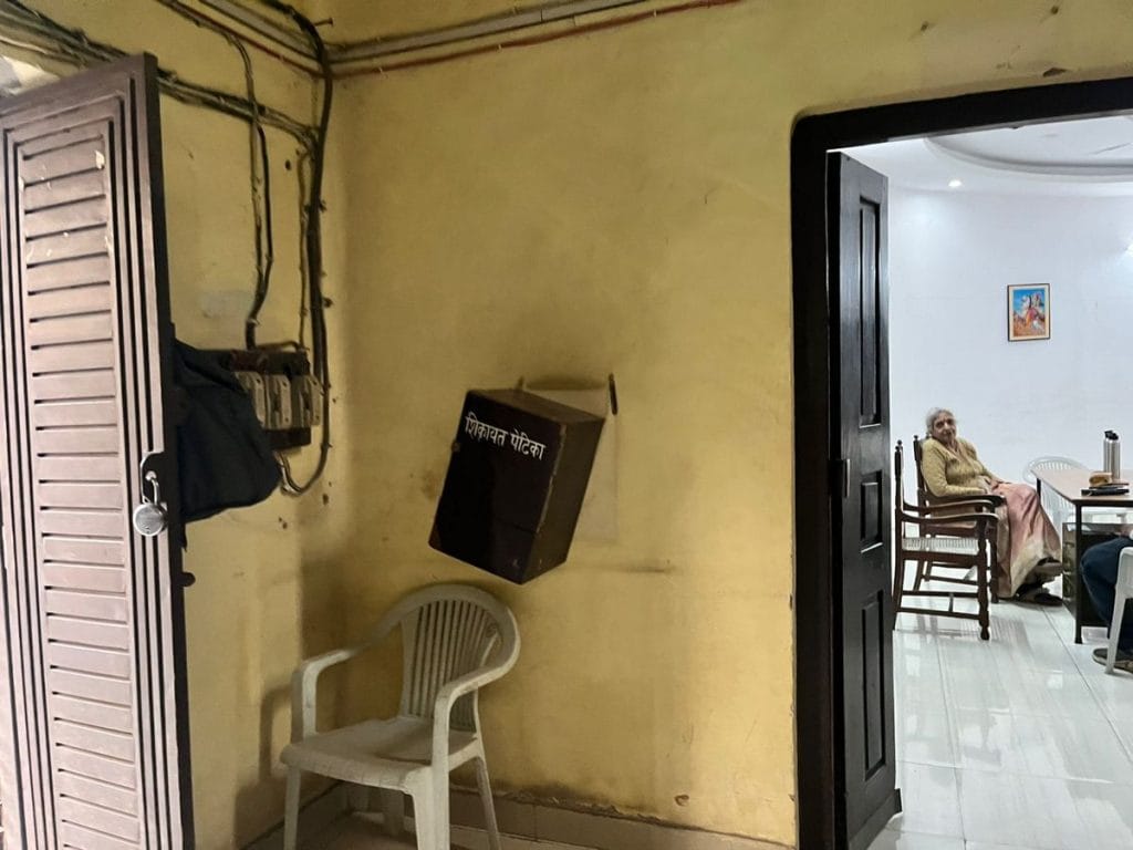 समिति ऑफिस में कल्पना गुप्ता, जहां पदाधिकारियों के चुनाव होने हैं. उन्होंने कहा,‘कमेटी में 50 महिलाएं हैं. सात को छोड़कर, सभी हमारे साथ हैं...हम लोकतंत्र में हैं’  | फोटो: नूतन शर्मा/दिप्रिंट