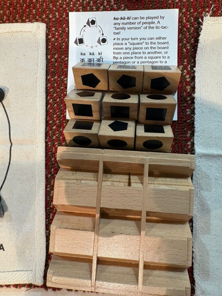 खोल खेल की दुकान में कुछ खेल, जिन्हें अमन गोपाल सुरेका ने विकसित किया, जिसमें का-कां-कि भी शामिल है | फोटो: साक्षी मेहरा/दिप्रिंट