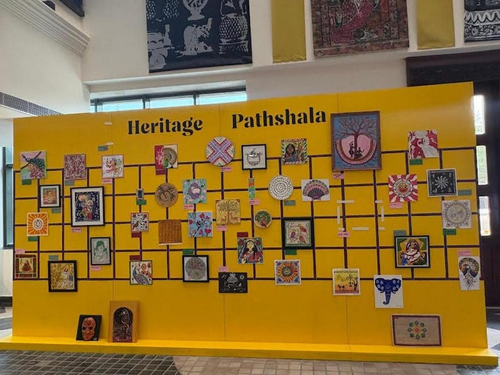 ‘हेरिटेज पाठशाला’ की दीवार, भारत के विभिन्न क्षेत्रों के कारीगरों के कार्य प्रदर्शित करती है | फोटो: साक्षी मेहरा/दिप्रिंट
