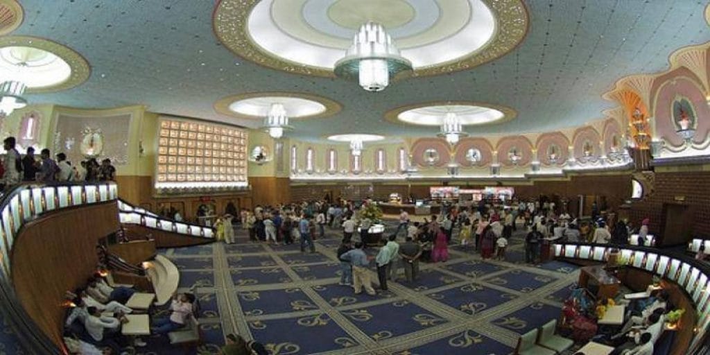 राजमंदिर की शानदार लॉबी, जहां बिना ज़्यादा खर्च किए शाही अनुभव मिलता है | फोटो: फेसबुक/राजमंदिर