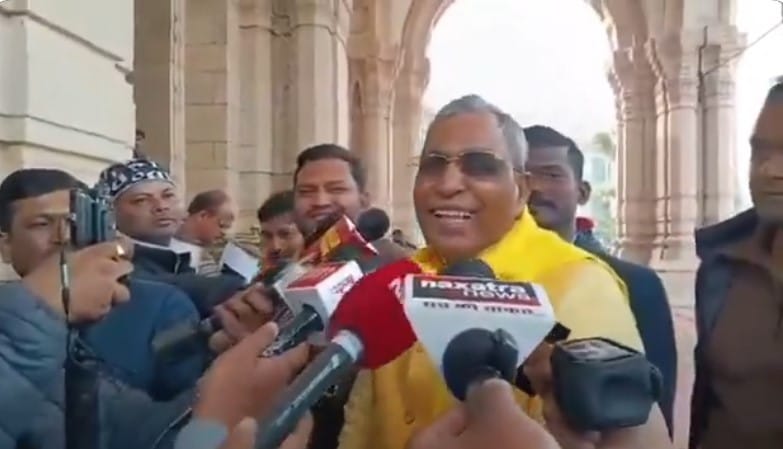 इंडिया गेट पर प्रदर्शन के दौरान उन्नाव रेप केस की पीड़िता को हिरासत में लिए जाने पर पूछे जाने पर यूपी मंत्री ओपी राजभर हंस पड़े और ‘मज़ाक’ में बोले कि ऐसा ‘इसलिए हुआ क्योंकि उसका घर उन्नाव में है’ | एक्स/ स्क्रीन्ग्रैब