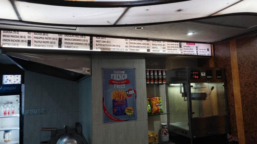 राजमंदिर में स्नैक्स आज भी किफायती हैं—समोसे और ब्रेड पकौड़ा 100 रुपये से कम में और पॉपकॉर्न 150 रुपये में | फोटो: टीना दास/दिप्रिंट