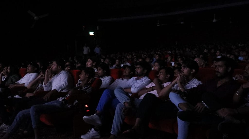 मैटिनी शो चल रहा है. मेन स्क्रीन पर टिकट 90 से 200 रुपये के बीच हैं और डिलाइट डायमंड में करीब 200 रुपये | फोटो: मोहम्मद हम्माद/दिप्रिंट