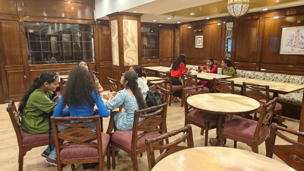 डिलाइट सिनेमा का लकड़ी की पैनलिंग वाला रेस्तरां अपने आप में एक आकर्षण है | फोटो: टीना दास/दिप्रिंट