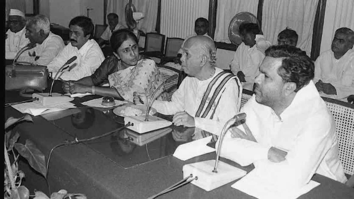 पूर्व मुख्यमंत्री जे.एच. पटेल के साथ सिद्धारमैया | फोटो: विशेष व्यवस्था