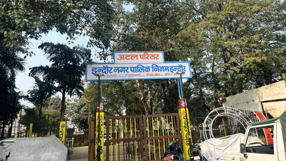 शहर में पानी की गंदगी से हुई मौतों के बाद अब इंदौर नगर निगम असहज सवालों का सामना कर रहा है | फोटो: नूतन शर्मा/दिप्रिंट