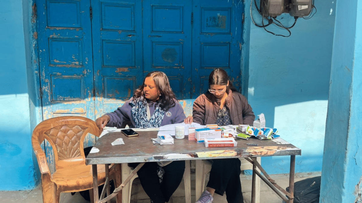 प्रभावित इलाके में दवाइयां बांटी जा रही हैं | फोटो: नूतन शर्मा/दिप्रिंट