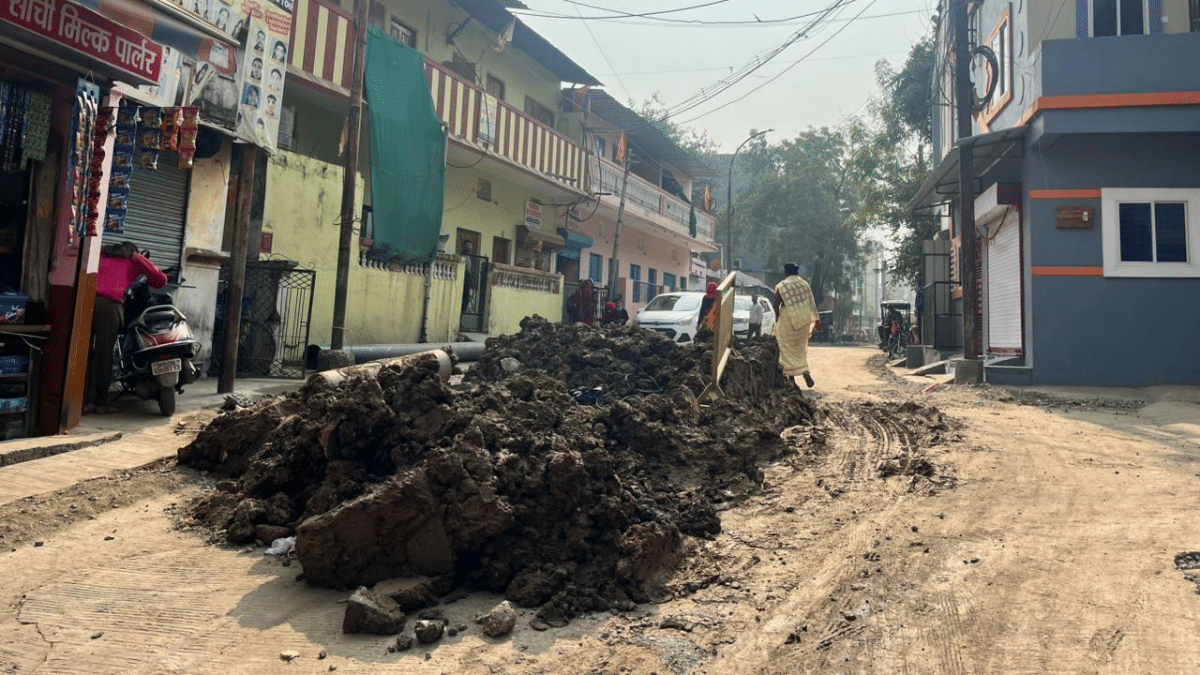 इंदौर के भागीरथपुरा में उस जगह पर मिट्टी के ढेर, जहां खुदाई की गई | फोटो: नूतन शर्मा/दिप्रिंट