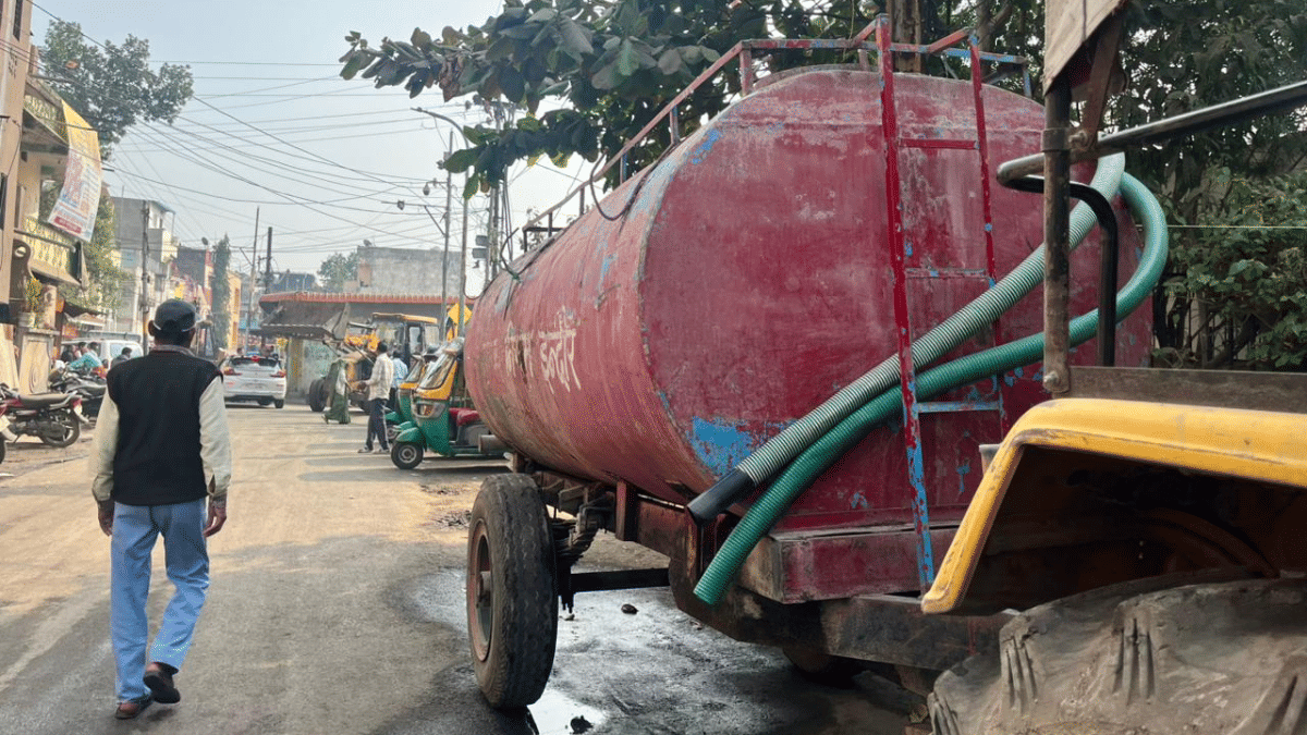A water tanker is stationed at Indore's Bhagirathpura where sewage seeped into drinking water leading to outbreak of diarrhoea | Nootan Sharma | ThePrint