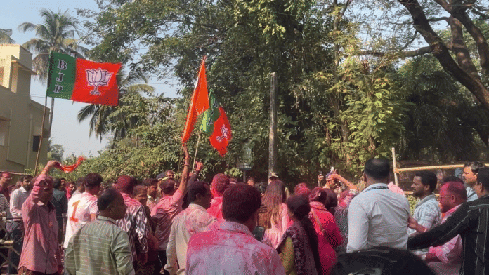BJP workers take out a victory rally with party flag in Mumbai | Kasturi Walimbe | ThePrint