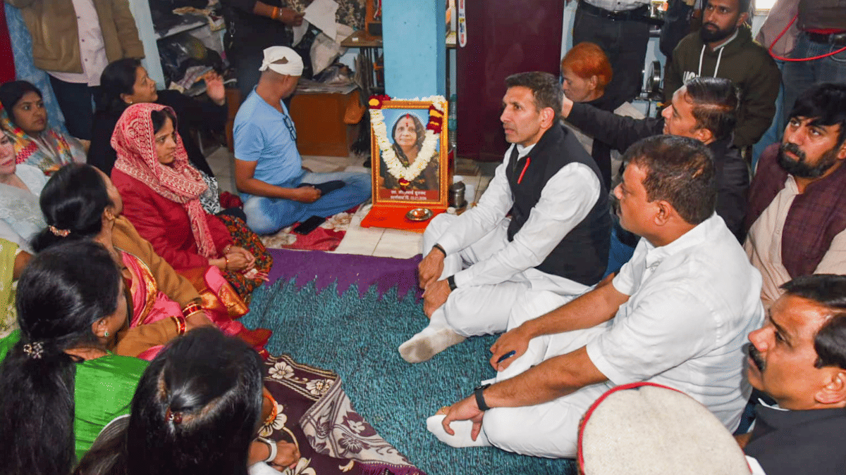 Congress leaders meet families of those who died after consuming contaminated water in Bhagirathpura colony of Indore | PTI