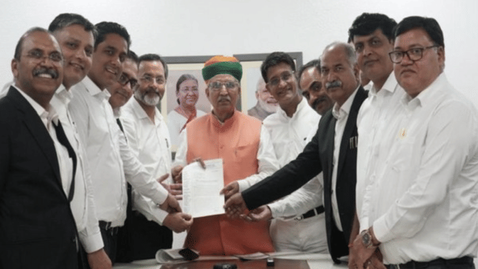 Delhi bar association members met Law Minister Arjun Ram Meghwal and requested him to bring amendment to Delhi HC Act to increase pecuniary limit for district courts. | @DelhiBarAssociation/ANI