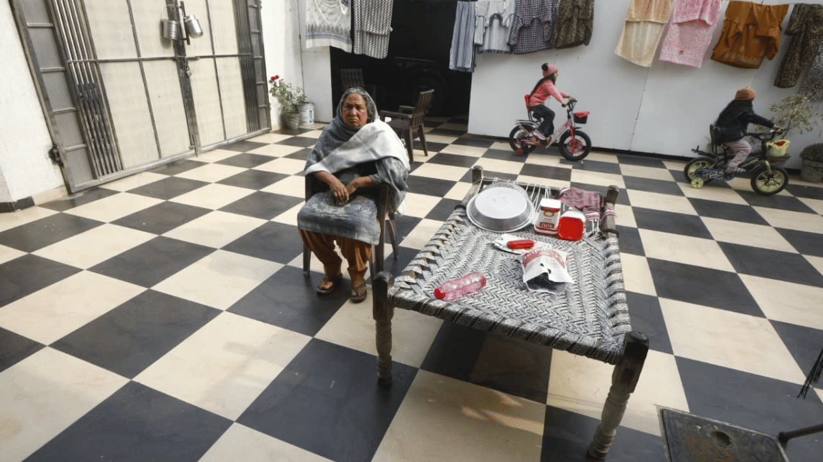 परिवार के पैतृक घर में मनजीत सिंह की पत्नी | फोटो: प्रवीण जैन/दिप्रिंट