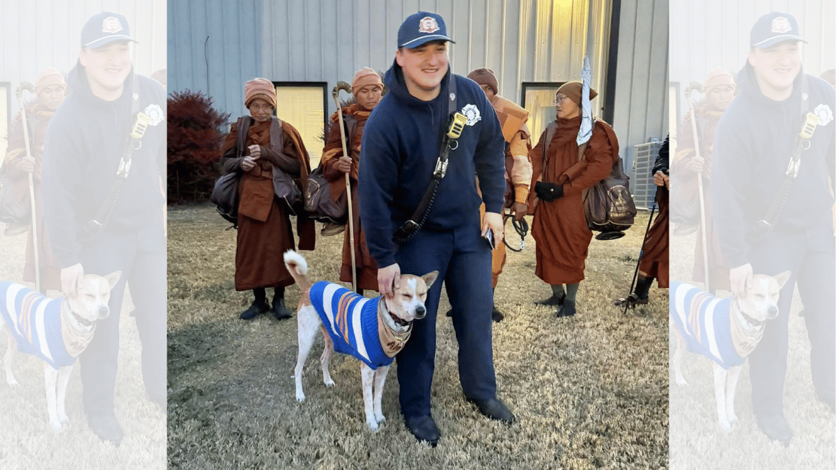 Aloka photographed with a US firefighter. | Facebook/Aloka the Peace Dog
