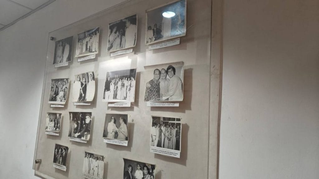 डिलाइट के शुरुआती, सितारों से भरे सालों को समर्पित एक बुलेटिन बोर्ड | फोटो: मोहम्मद हम्माद/दिप्रिंट