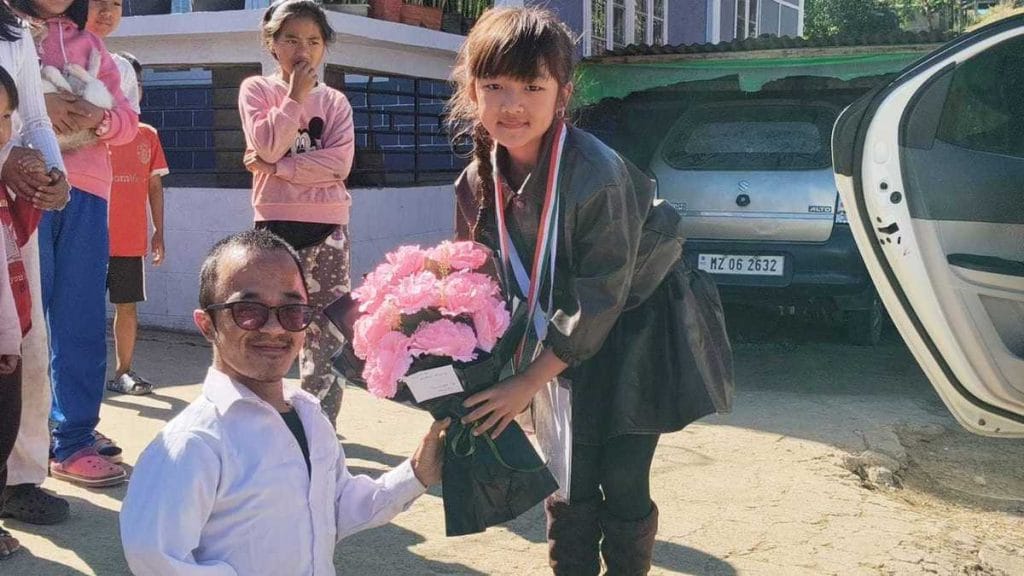 लुंगलेई, मिजोरम में स्वागत समारोह के दौरान एस्थर को गुलदस्ता दिया गया. उन्होंने कहा, ‘सब कुछ सपने जैसा लगता है’ | फोटो: स्पेशल अरेंजमेंट