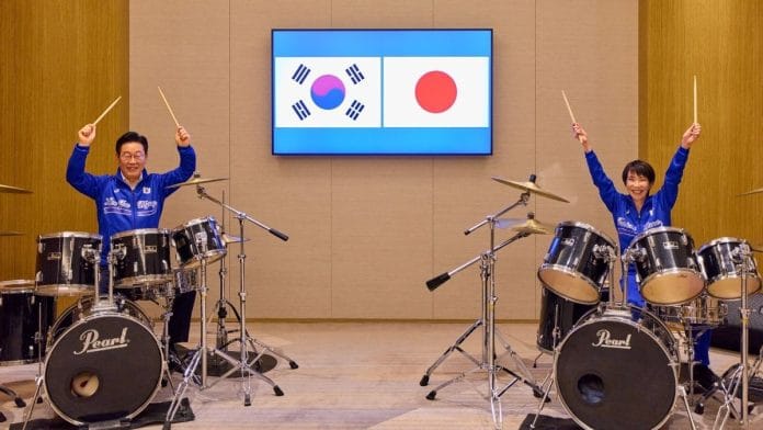 South Korean President Lee Jae Myung (left) and Japanese Prime Minister Sanae Takaichi (right) during their drumming performance | X/@Jaemyung_Lee