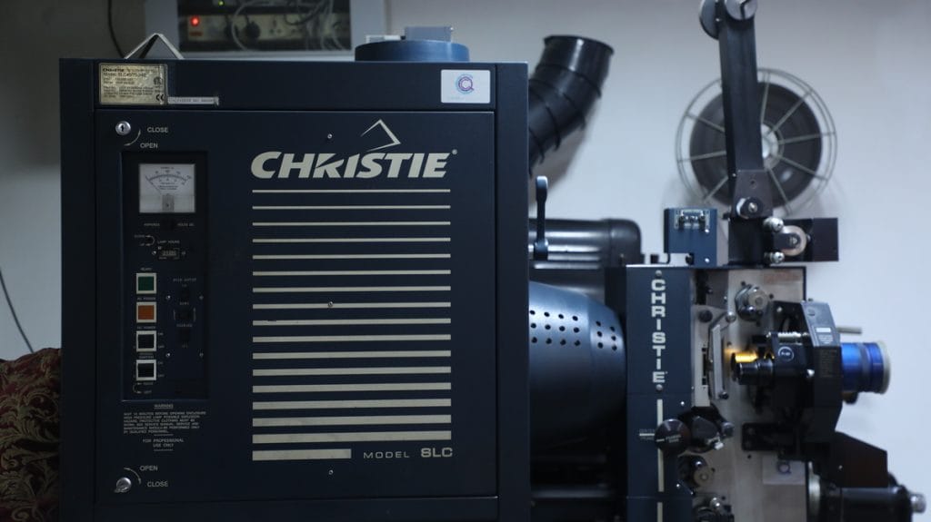 डिलाइट सिनेमा में एक क्रिस्टी प्रोजेक्टर अच्छी हालत में रखा गया है | फोटो: मोहम्मद हम्माद/दिप्रिंट