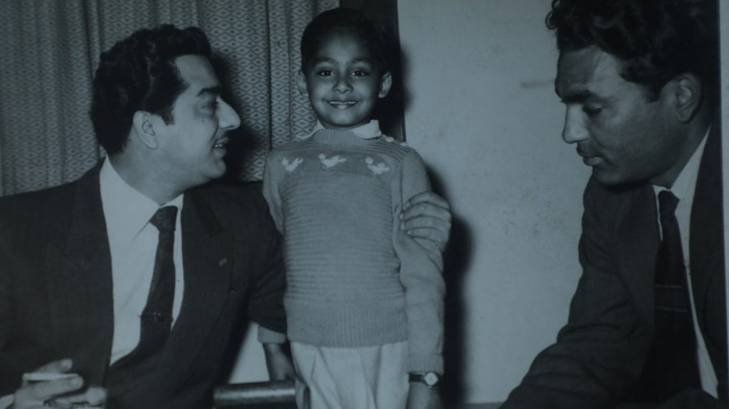 बचपन में डिलाइट में अभिनेता प्रदीप कुमार के साथ शशांक रायज़ादा