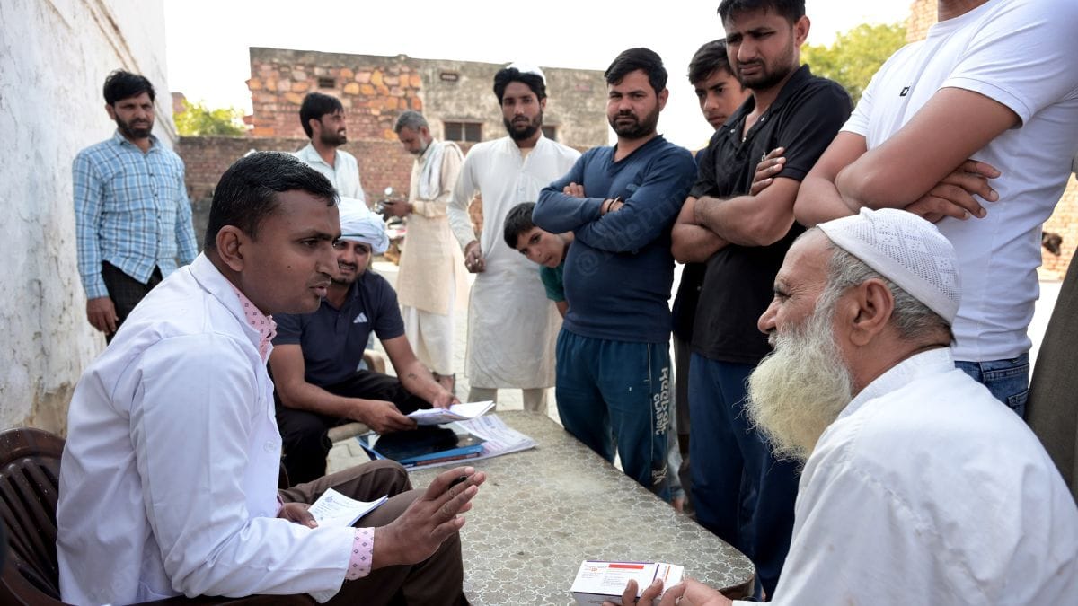 छैनसा गांव में मेडिकल कैंप | फोटो: सूरज सिंह बिष्ट/दिप्रिंट