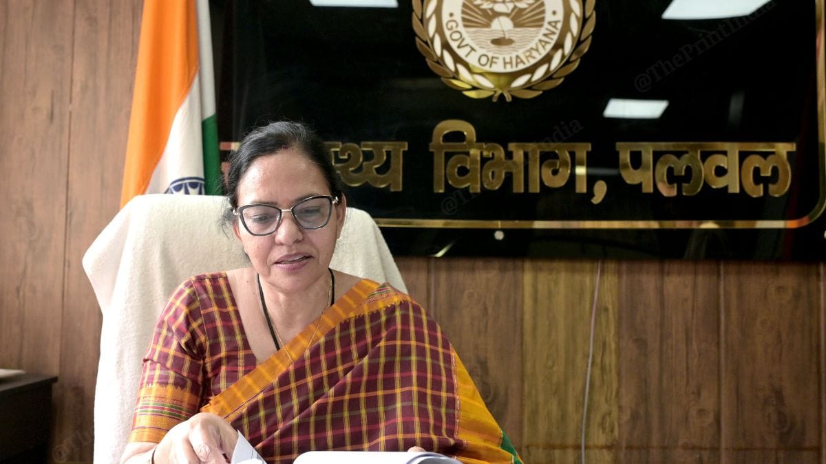 हालात संभालते हुए: जिला चिकित्सा अधिकारी डॉ. सतिंदर वशिष्ठ | फोटो: सूरज सिंह बिष्ट/दिप्रिंट