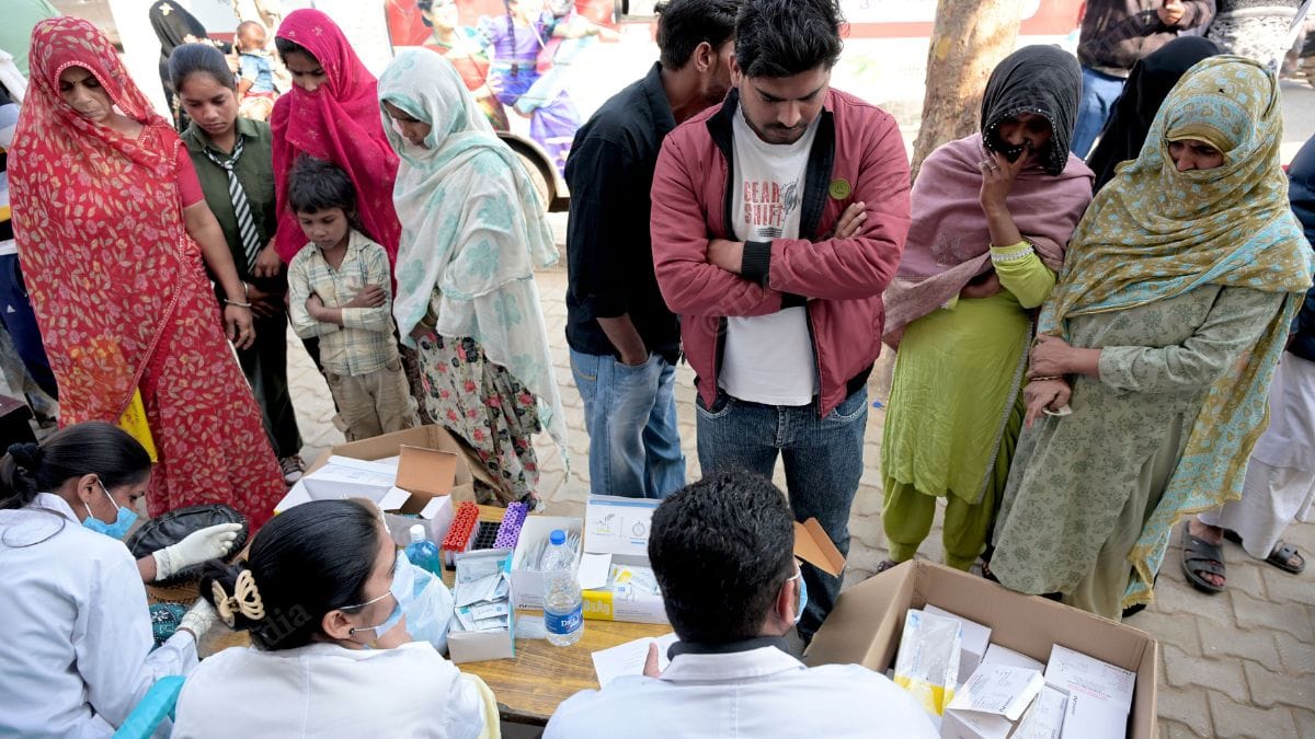 छैनसा गांव में मेडिकल कैंप | फोटो: सूरज सिंह बिष्ट/दिप्रिंट