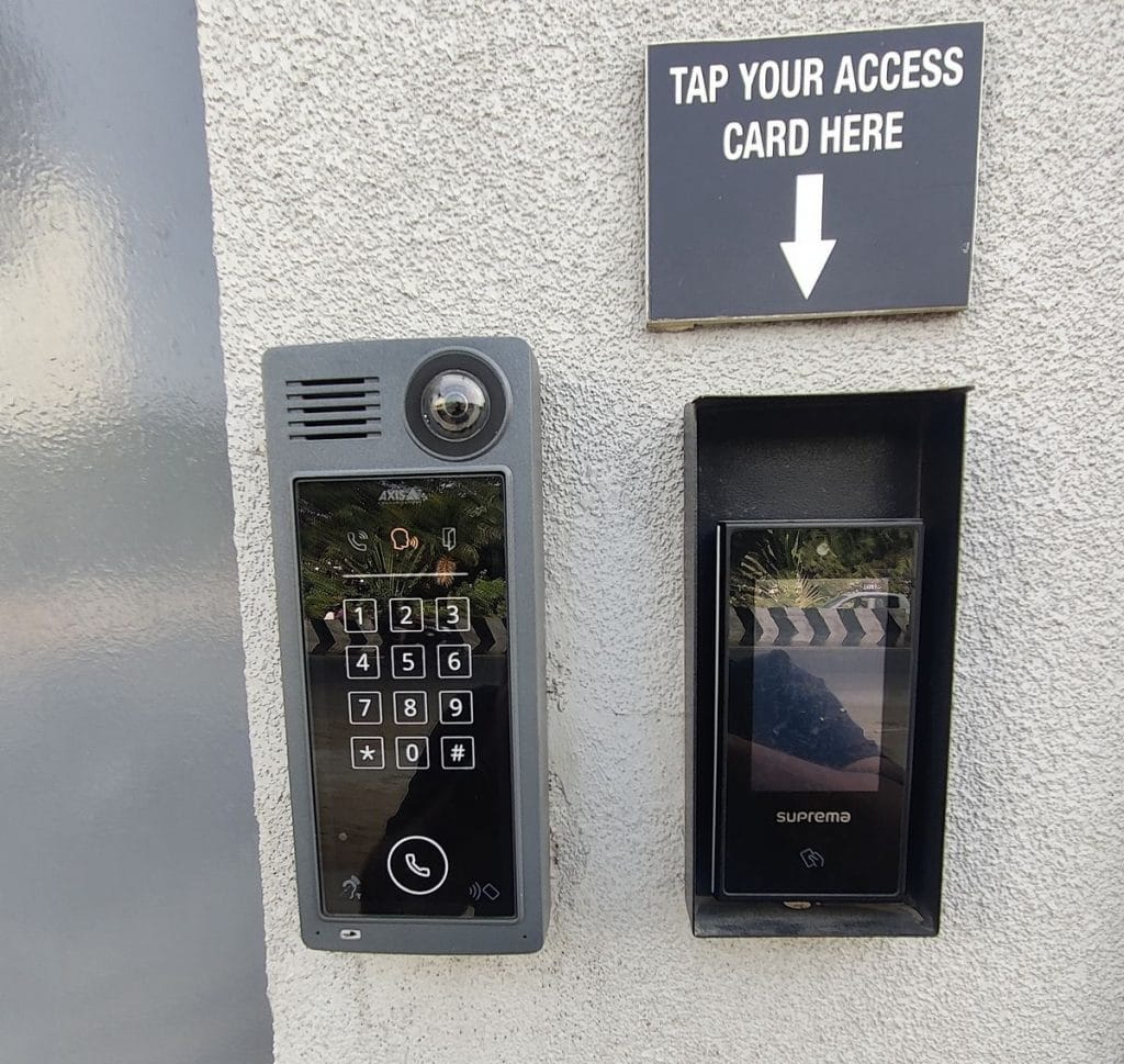 ज्यादातर डेटा सेंटर में संवेदनशील डेटा की सुरक्षा और लगातार काम जारी रखने के लिए कई परतों वाली सुरक्षा होती है | फोटो: अमृतांश अरोड़ा/दिप्रिंट