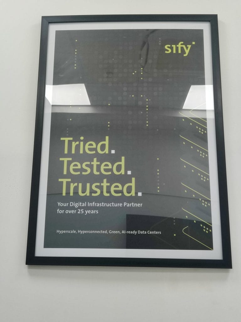 Sify डेटा सेंटर में ग्रीन और एआई-रैडी डिजिटल बुनियादी ढांचे का पोस्टर | फोटो: अमृतांश अरोड़ा/दिप्रिंट