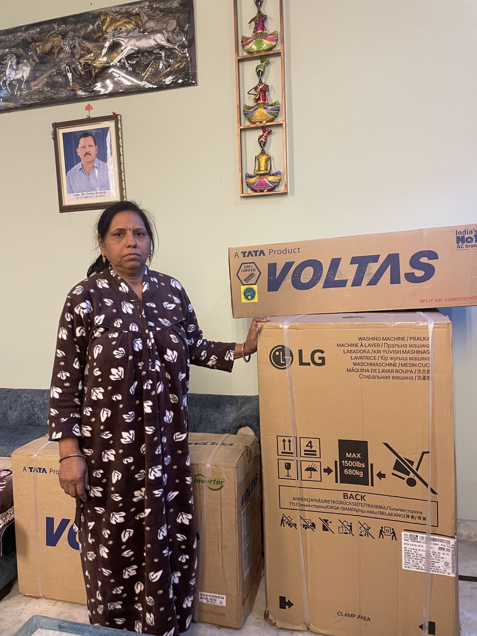 आकांक्षा गौतम की मां. परिवार ने शादी के लिए गिफ्ट्स खरीदे थे | फोटो: सबा गुरमत/दिप्रिंट